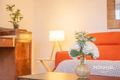 Coin salon dans l'établissement The Chinchauvaud Cosy - Oasis of Freshness in the Heart of the City