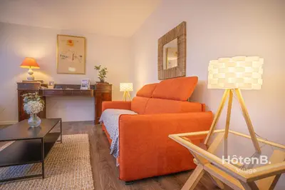 Coin salon dans l'établissement The Chinchauvaud Cosy - Oasis of Freshness in the Heart of the City