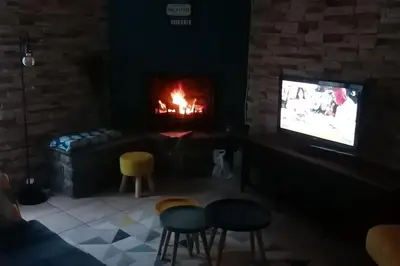 Télévision ou salle de divertissement dans l'établissement Grande maison au charme chaleureux hiver comme été