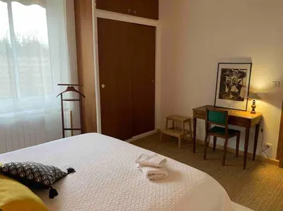 Un ou plusieurs lits dans un hébergement de l'établissement Villanelle maison en centre hyper calme et au vert