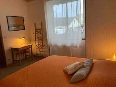 Un ou plusieurs lits dans un hébergement de l'établissement Villanelle maison en centre hyper calme et au vert