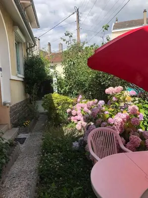 Jardin de l'établissement Villanelle maison en centre hyper calme et au vert