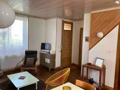 Télévision ou salle de divertissement dans l'établissement Villanelle maison en centre hyper calme et au vert