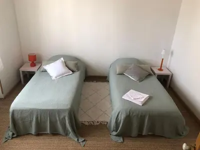 Un ou plusieurs lits dans un hébergement de l'établissement Maison centre hyper calme au vert