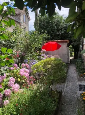 Jardin de l'établissement Maison centre hyper calme au vert