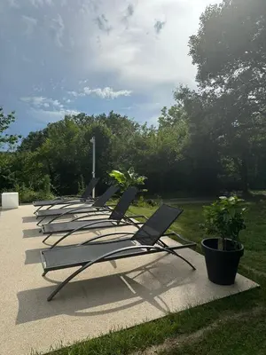 Jardin de l'établissement Gîte Corrézien 3 pers. Piscine chauffée
