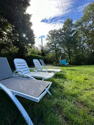 Jardin de l'établissement Gîte Corrézien 3 pers. Piscine chauffée