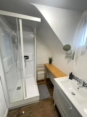 Salle de bains dans l'établissement La Cigalienne