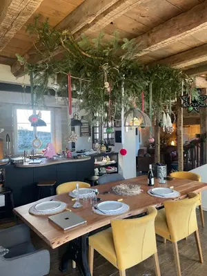 Restaurant ou autre lieu de restauration dans l'établissement Gîte Spa Privatif & Cheminée Idéal Couples & Familles