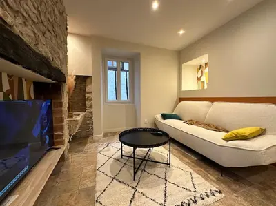 Télévision ou salle de divertissement dans l'établissement Maison avec cour intérieure