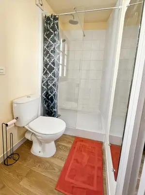 Salle de bains dans l'établissement Maison 4ch, 5 lits, terrasse, Terrasson Dordogne, wifi