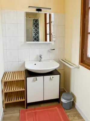 Salle de bains dans l'établissement Maison 4ch, 5 lits, terrasse, Terrasson Dordogne, wifi