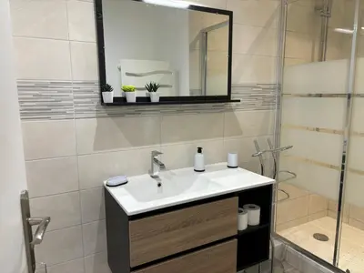 Salle de bains dans l'établissement Charmant Appt Duplex - 8 Personnes