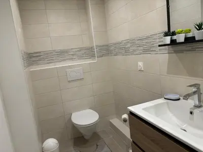 Salle de bains dans l'établissement Charmant Appt Duplex - 8 Personnes