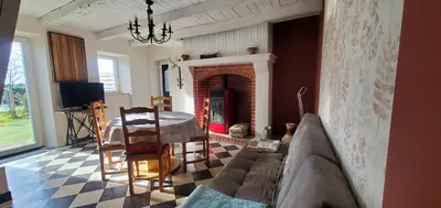 Coin salon dans l'établissement Location petite maison