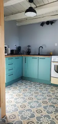 Cuisine ou kitchenette dans l'établissement Location petite maison