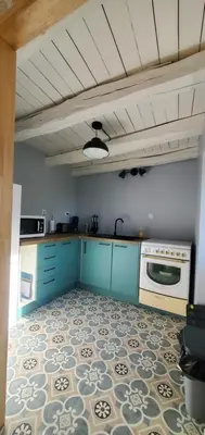 Cuisine ou kitchenette dans l'établissement Location petite maison