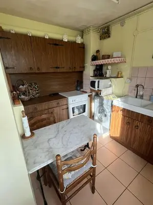Cuisine ou kitchenette dans l'établissement La maison de Lili proche d'Aurillac