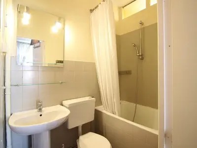 Salle de bains dans l'établissement T3 duplex avec parking à La Bourboule - FR-1-608-269