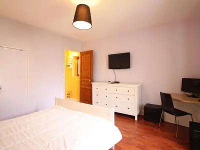 Télévision ou salle de divertissement dans l'établissement T3 duplex avec parking à La Bourboule - FR-1-608-269