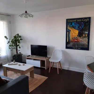 Télévision ou salle de divertissement dans l'établissement Appartement clair et rénové proche centre