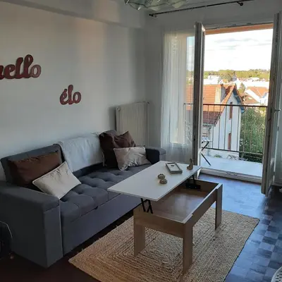 Coin salon dans l'établissement Appartement clair et rénové proche centre