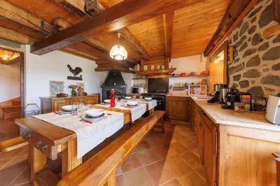 Cuisine ou kitchenette dans l'établissement L'Anglardoise - Maison pour 7 voyageurs