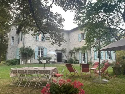 Jardin de l'établissement Manoir de famille proche lac