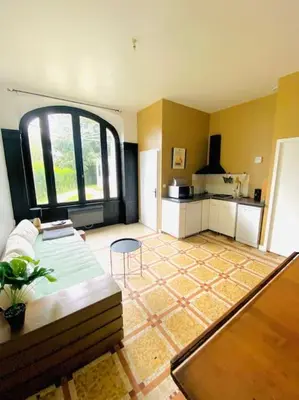 Cuisine ou kitchenette dans l'établissement Maison Art Deco Calme en centre ville