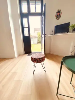 Télévision ou salle de divertissement dans l'établissement Jolie maison avec jardin au calme en ville