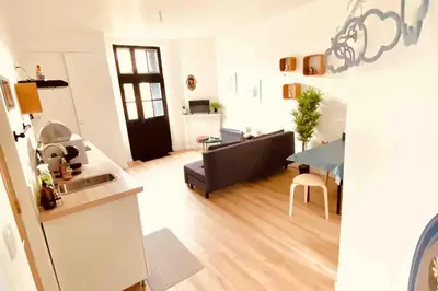Cuisine ou kitchenette dans l'établissement Jolie maison avec jardin au calme en ville