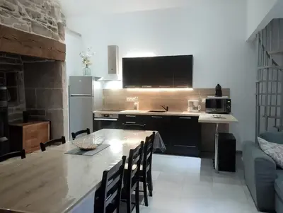 Cuisine ou kitchenette dans l'établissement Gîte Theillac - Maison au calme avec beau jardin