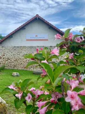 Jardin de l'établissement La Bergerie de Chantemille - Chambre d'hôtes familiale les Dahlias - jacuzzi, piscine