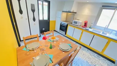 Cuisine ou kitchenette dans l'établissement Gîte les chênes verts - Périgord noir proche grottes de Lascaux