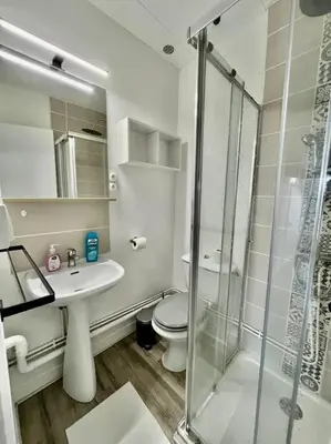Salle de bains dans l'établissement «Studio 2» rue Huchette - DABNB