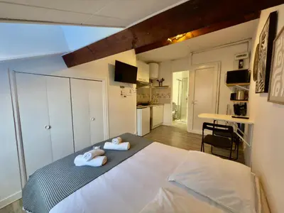 Cuisine ou kitchenette dans l'établissement «Studio 2» rue Huchette - DABNB