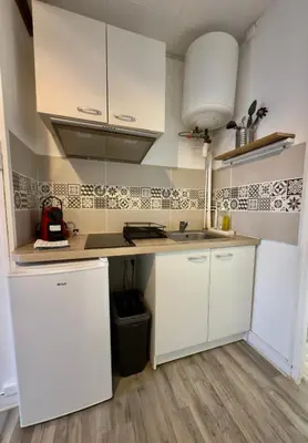 Cuisine ou kitchenette dans l'établissement «Studio 2» rue Huchette - DABNB