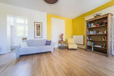 Bibliothèque dans l'appartement