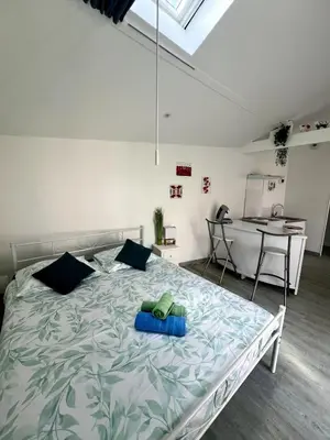 Un ou plusieurs lits dans un hébergement de l'établissement Casa 4 Saisons - Studio à thème - PiscineJardin - Proche centre-ville