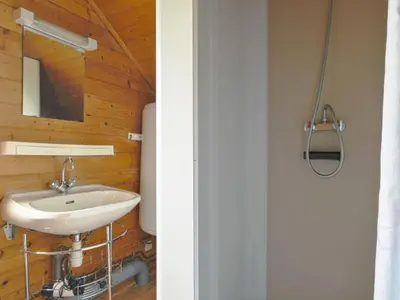 Salle de bains dans l'établissement Chalet Cottage du Lac by Interhome