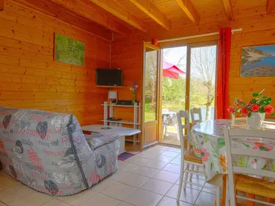 Télévision ou salle de divertissement dans l'établissement Chalet Cottage du Lac by Interhome