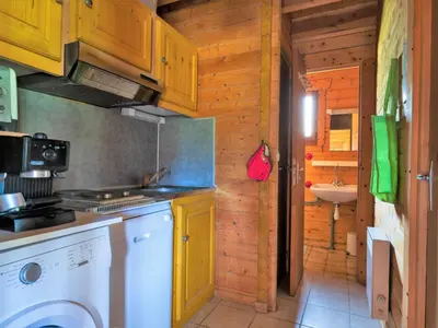 Cuisine ou kitchenette dans l'établissement Chalet Cottage du Lac by Interhome