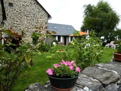 Jardin de l'établissement Gîte de France à Sarroux - St Julien 3 épis - Gîte de France 8 personnes MAE-0134
