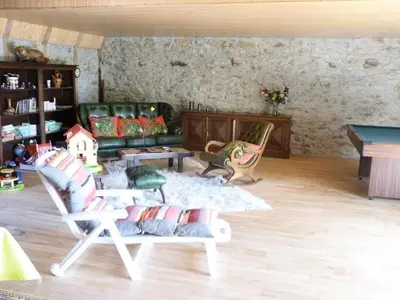 Coin salon dans l'établissement Gîte de France à Sarroux - St Julien 3 épis - Gîte de France 8 personnes MAE-0134