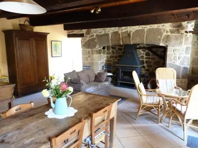 Coin salon dans l'établissement Gîte de France à Sarroux - St Julien 3 épis - Gîte de France 8 personnes MAE-0134