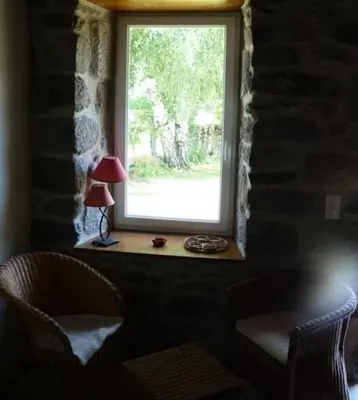 Coin salon dans l'établissement Gîte de France à Sarroux - St Julien 3 épis - Gîte de France 8 personnes MAE-0134