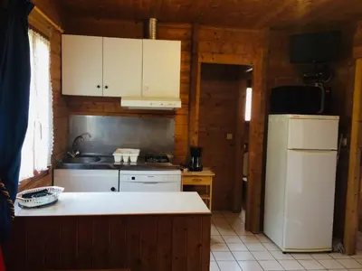 Cuisine ou kitchenette dans l'établissement Les Chalets de Thegra proche de Rocamadour et Padirac