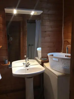 Salle de bains dans l'établissement Les Chalets de Thegra proche de Rocamadour et Padirac