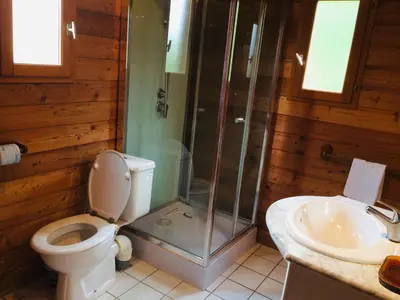 Salle de bains dans l'établissement Les Chalets de Thegra proche de Rocamadour et Padirac