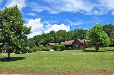 Jardin de l'établissement Les Chalets de Thegra proche de Rocamadour et Padirac